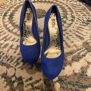 Size woman’s 10, blue heels, slightly worn